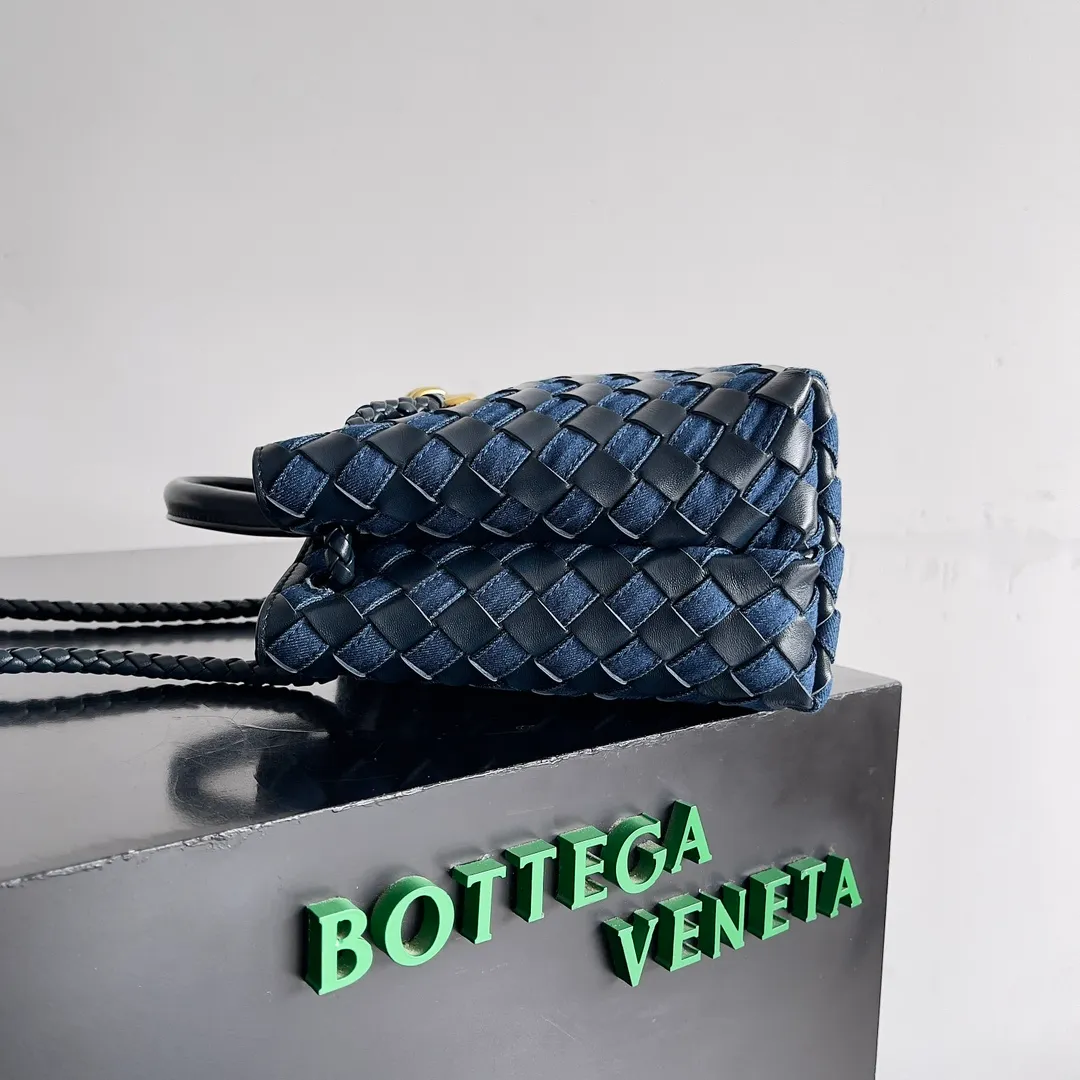 Batch 1960 BOTTEGA VENETA's new ANDIAMO handbag. This denim woven bag perfectly interweaves retro and trendy! Each strand of hand-woven denim carries ingenuity, and the color-blocking design breaks away from the norm. Not only is the capacity impressive, it also adds fun and cuteness, making it easy to hold various styles. Exquisite metal accessories shine on the ruggedness of denim, coexisting toughness and femininity. Denim has its own youthful and energetic attributes, giving people a retro, classic and relaxed and free feeling. During the weaving process of this bag, the denim is hand-woven into the leather through small gaps. The skills are quite exquisite! Not to mention the capacity, it can accommodate an umbrella and a water cup! Style number: 743568 Size: 25*22*10.5cm